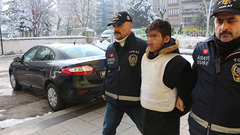 Korkunç olay: Kardeşini bıçaklayıp öldürdü! Annesini ise...