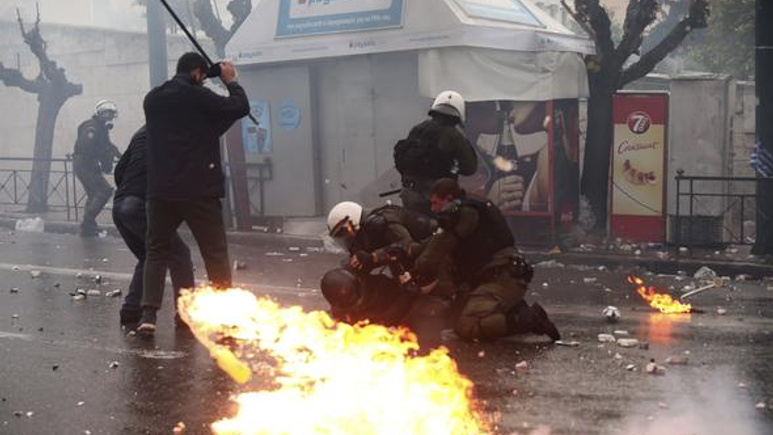 Yunanistan'da yer yerinden oynuyor!