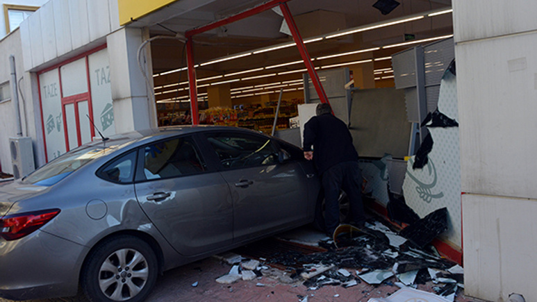 Vitesleri karıştırınca markete daldı: Eşi fenalık geçirdi!