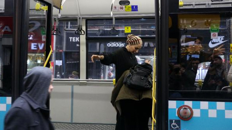 Yolcunun cep telefonu çalındı, şoför kimseyi otobüsten indirmedi