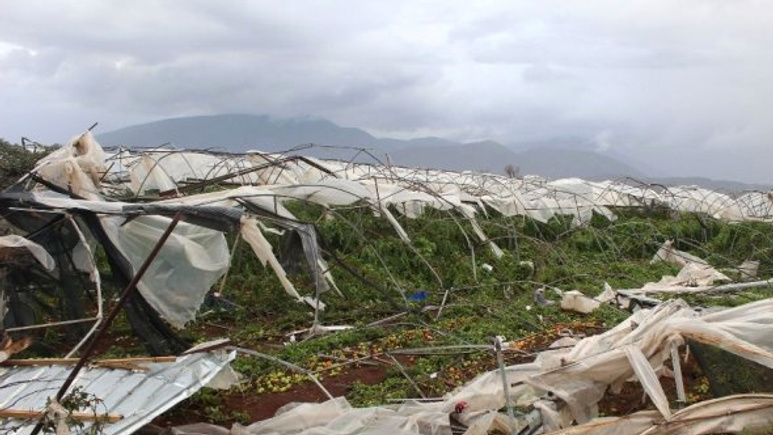 Antalya Kumluca'da hortum çıktı, yaralılar var