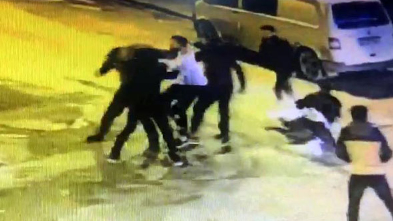 O mesaj pahalıya patladı! Sokak ortasında evire çevire dövdüler
