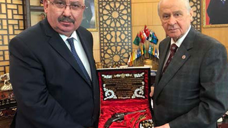 Devlet Bahçeli'ye 121 yıllık silah hediye edildi her şeyi orjinal