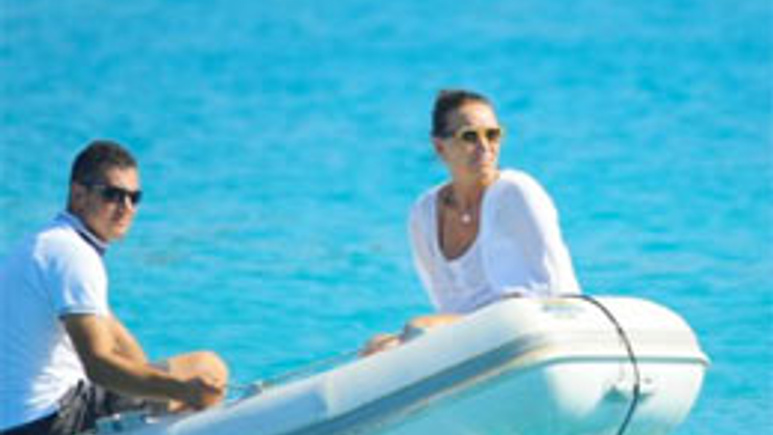 Demet Akbağ bikini ile asla