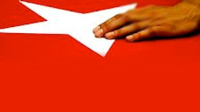 Patlamada yaralanan polis şehit oldu