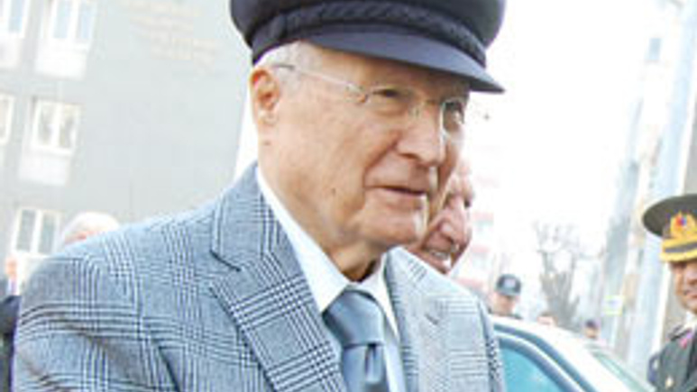 Kenan Evren heykeli için imza kampanyası