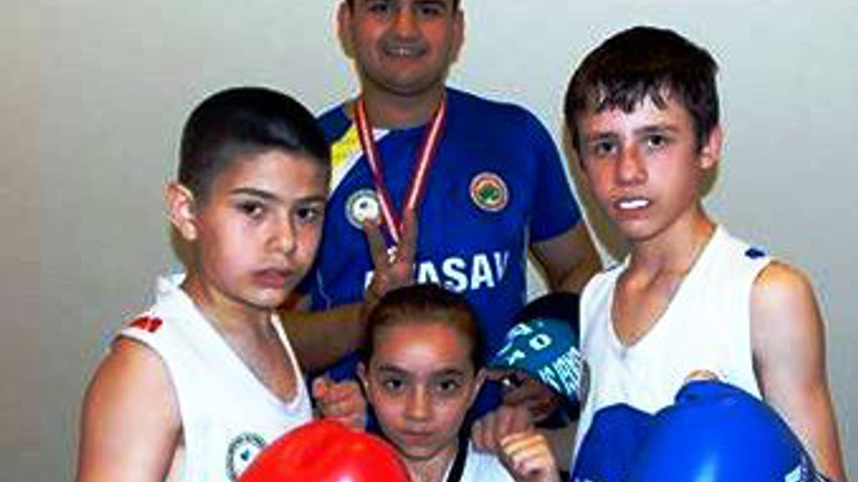 Kayışdağı Sporlu boksörlerden 3 madalya