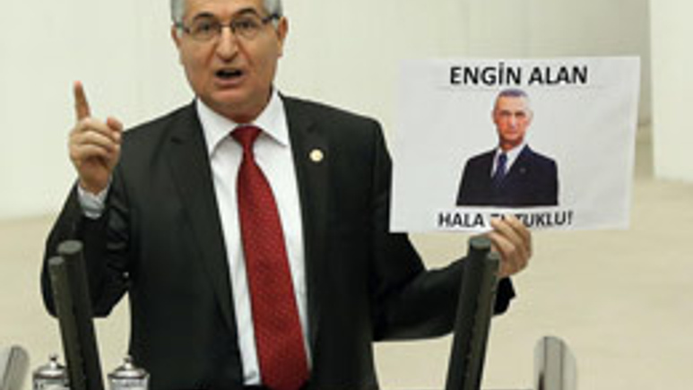 MHP'li Yeniçeri kürsüye fotoğrafla çıktı
