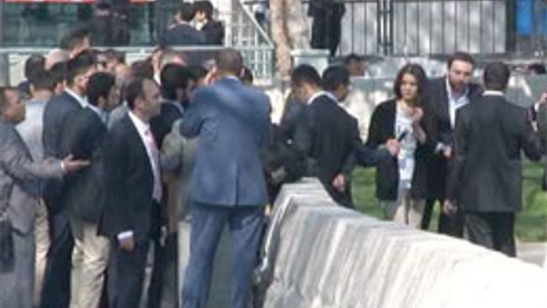 Grup toplantılarına yumruk ayarı