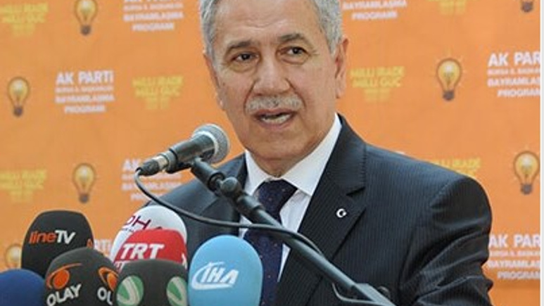 Kadın herkesin içinde kahkaha atmayacak!