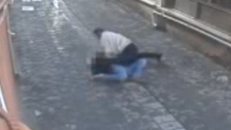Karısını yere yatırdı ve... O anlar kayıttaydı