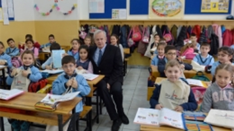 Şişli'de öğrencilere kırtasiye seti
