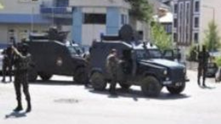 Şırnak'ta polis aracına silahlı saldırı!