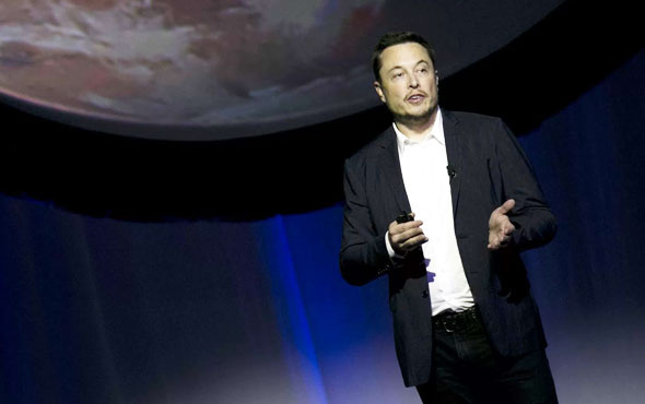 Elon Musk çok beklenilen uzay elbisesini sonunda tanıttı