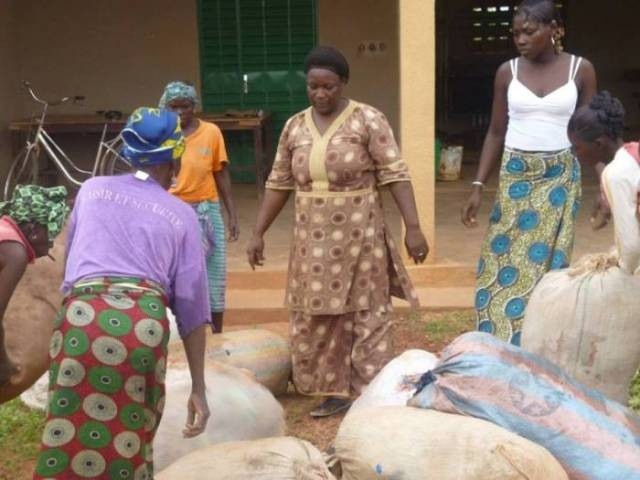Afrikalı kadınlar çöpten para kazanıyor