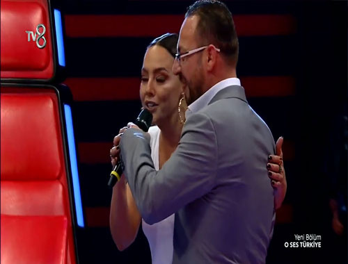 O Ses Türkiye'de Ebru Gündeş kendisini seçen yarışmacıya şarkı söyledi