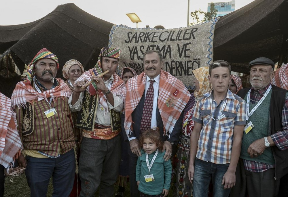 Renkli anlar! Bakan Eroğlu kavalı aldı eline...