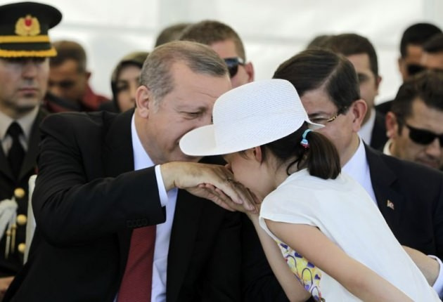 Cumhurbaşkanı Erdoğan küçük kızın elini öptü