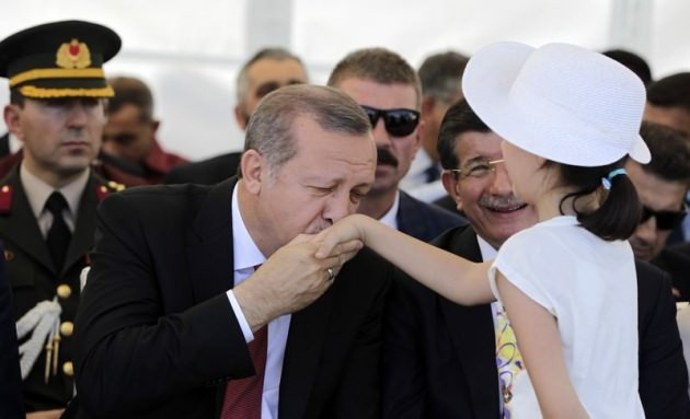 Cumhurbaşkanı Erdoğan küçük kızın elini öptü