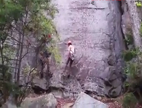 Dağcı tırmandığı kayadan düştü