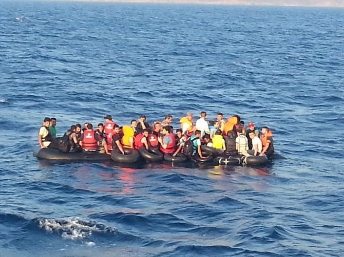 Göçmen teknesinde vekillerin 'empati' turu