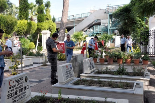 Şehitlikteki bayrakları çaldılar