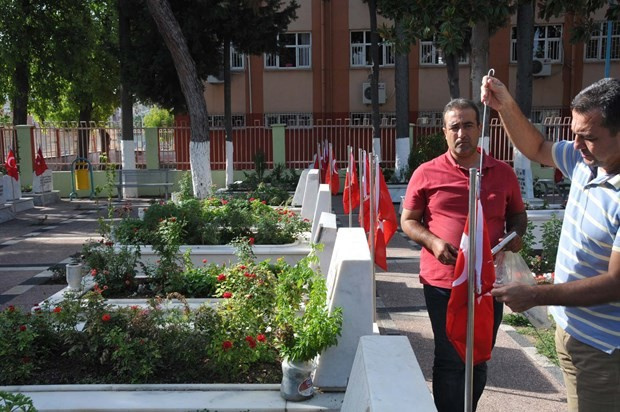 Şehitlikteki bayrakları çaldılar