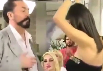 Adnan Oktar'ı kendinden geçiren Sırp kedicik! 