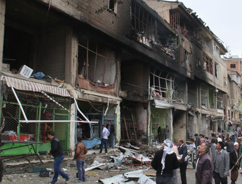 Hakkari'de bomba yüklü araçla saldırı İlçe harabeye döndü