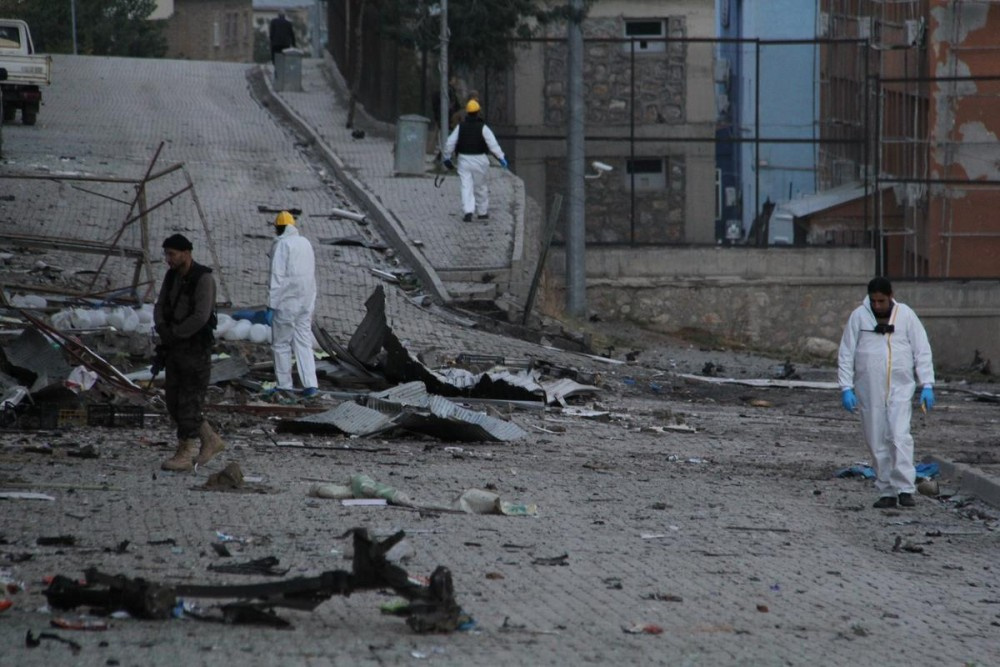 Hakkari'de bomba yüklü araçla saldırı İlçe harabeye döndü