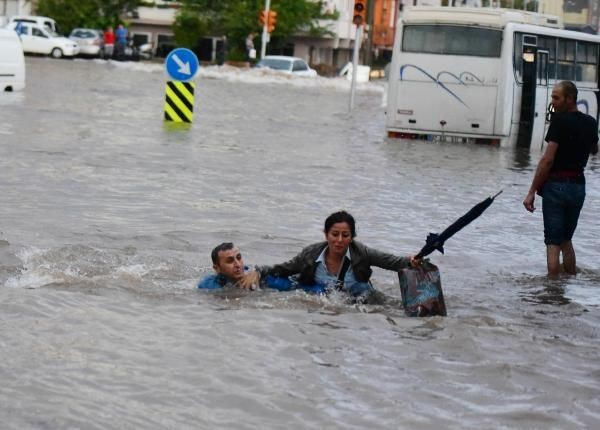 Antalya'da sağanak yağış hayatı felç etti