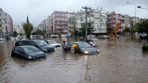 Antalya'da sağanak yağış hayatı felç etti