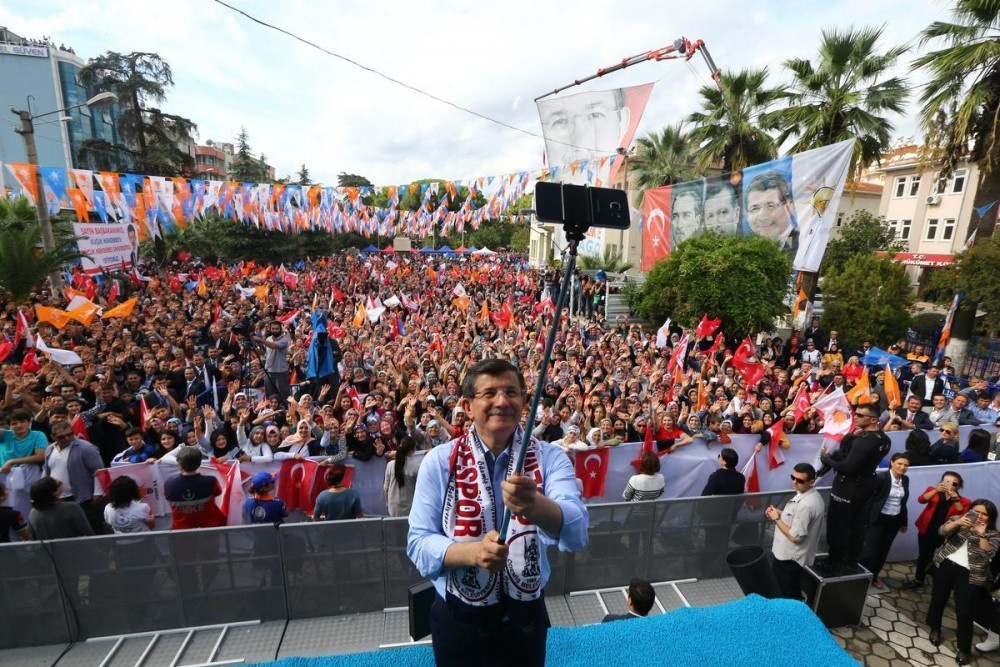 Davutoğlu miting biter bitmez telefonu aldı eline...