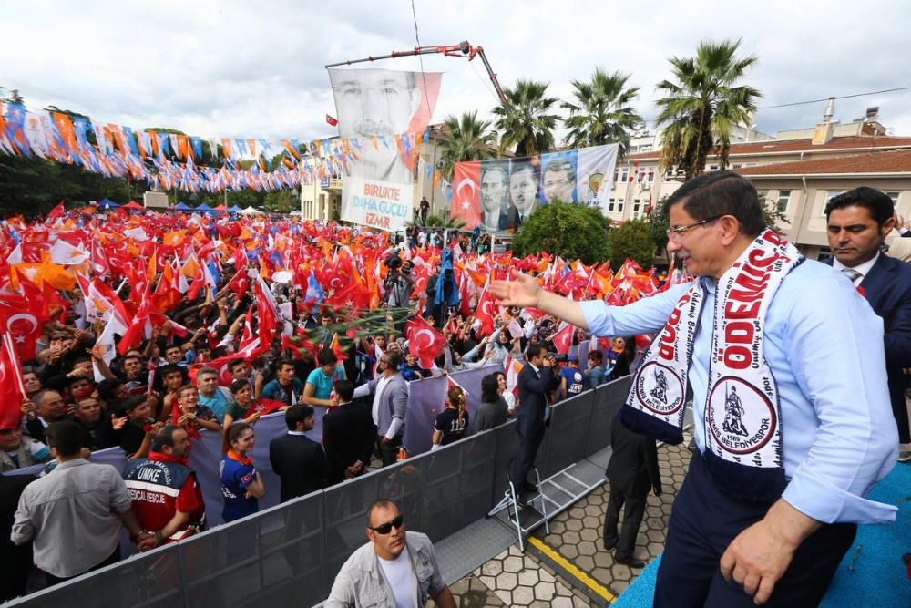 Davutoğlu miting biter bitmez telefonu aldı eline...