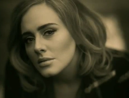 Adele yeni şarkısı Hello klip izleyenleri mest etti