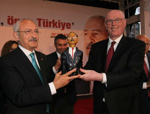 Kılıçdaroğlu'nu gülümseten heykel!
