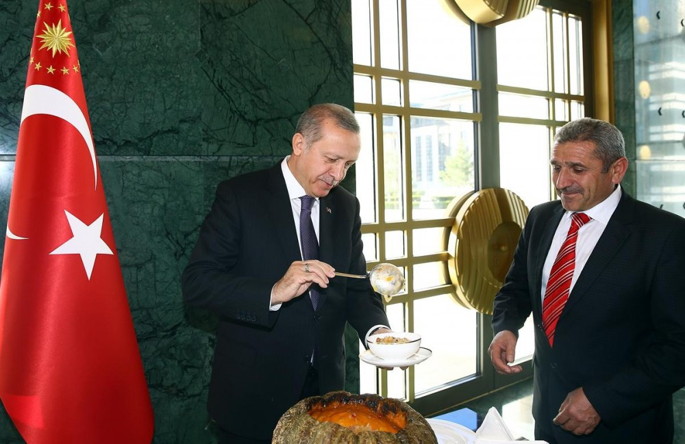 Erdoğan muhtarlara kendi elleriyle aşure dağıttı