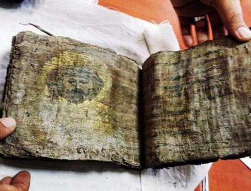 Bin yıllık altın varaklı İncil ele geçirildi