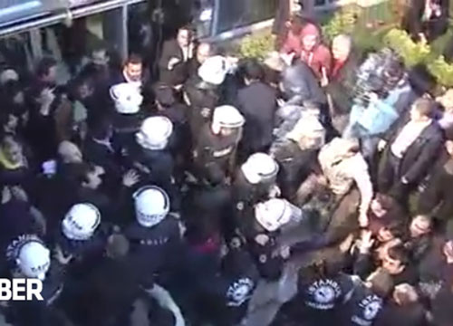 Polis İpek Medya binasına zorla girdi
