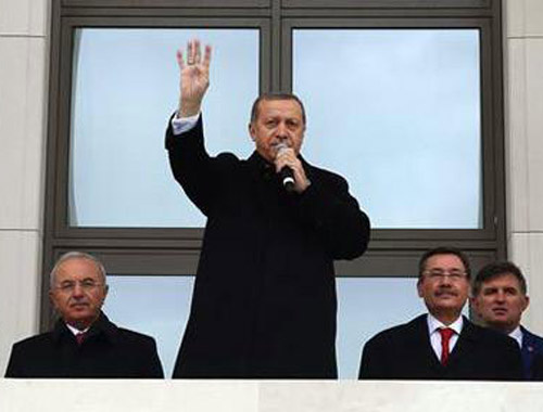 Erdoğan Saray'ın balkonundan halkı selamladı