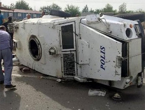 Silopi'de polis aracı devrildi: 8 yaralı
