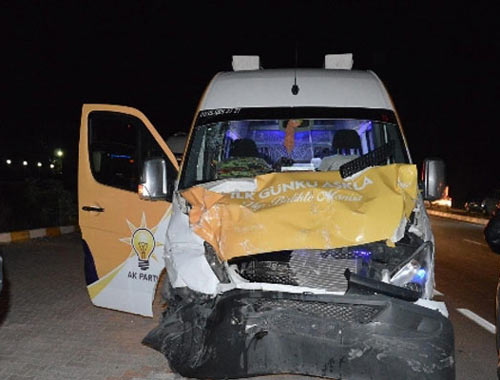AK Parti minibüsü kaza yaptı