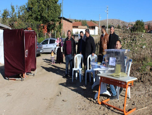  Sokak ortasında oy kullanıyorlar