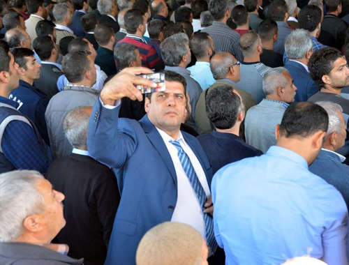 Şehit cenazesinde selfie çeken MHP'li bakın kim çıktı!