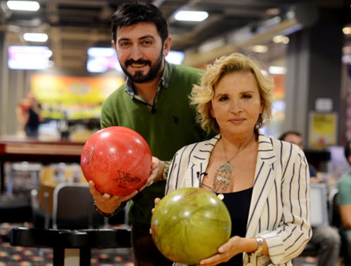 Nazlı Ilıcak bowling oynamaya çalışırsa...