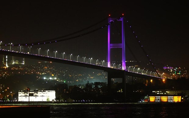 Boğaziçi Köprüsü  mor renkle ışıklandırıldı