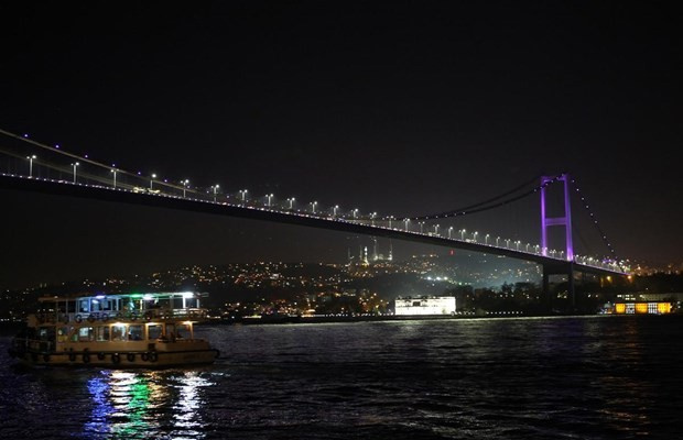 Boğaziçi Köprüsü  mor renkle ışıklandırıldı