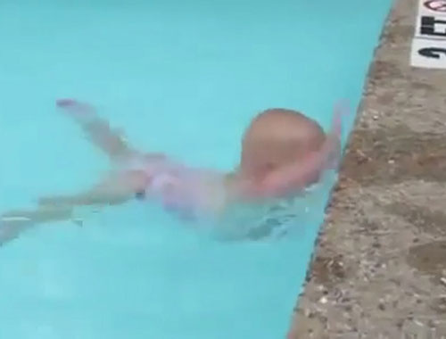 Yüzücü bebek görenleri şaşkına çeviriyor