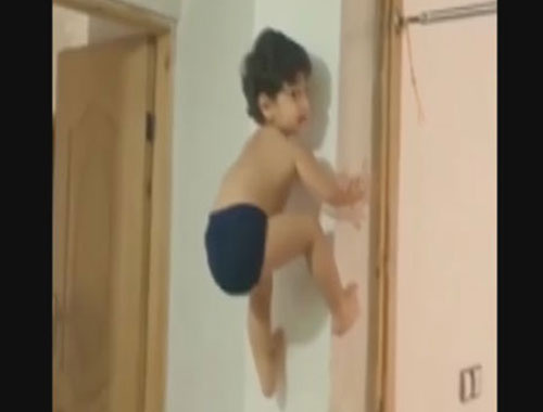 Küçük çocuktan akrobatik hareketler