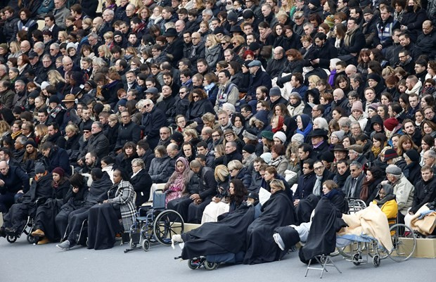 Paris'te her şey bayrak oldu